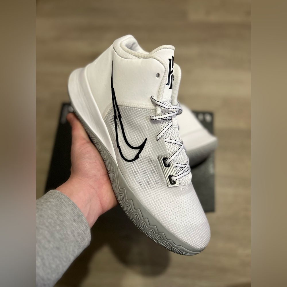 Nike kyrie flytrap 4 white metallic silver size 14